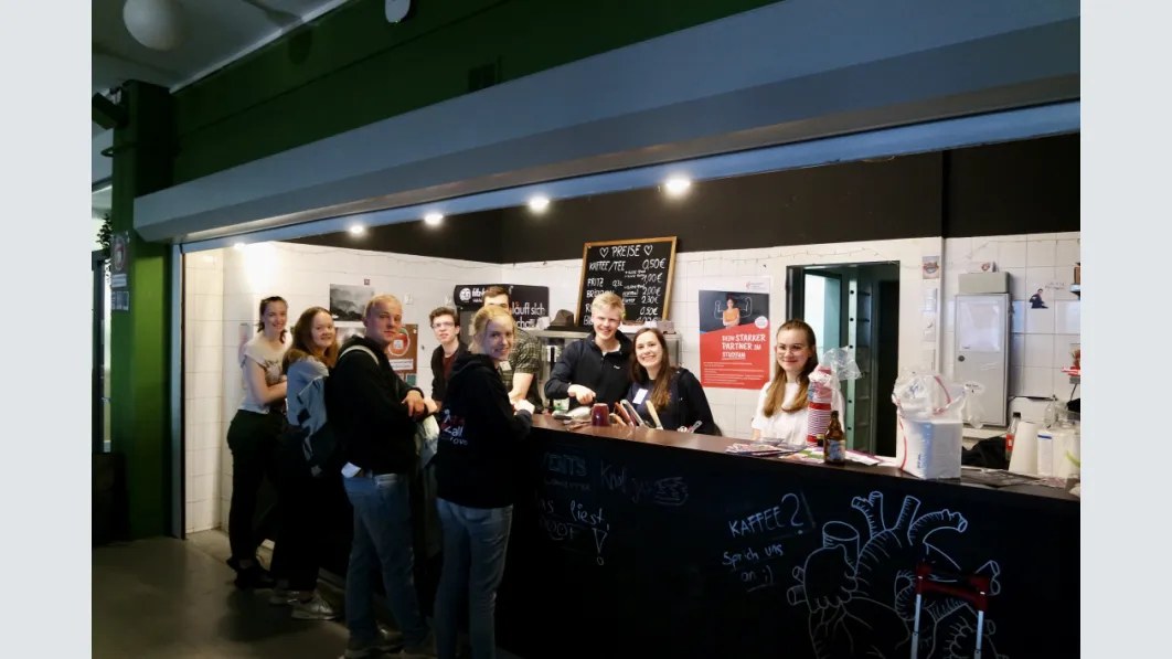 Ob gemütlich an der Bar oder beim Picknick im Welfengarten: Auch das Teambuilding stand natürlich auf der Agenda! Foto: First Aid For All