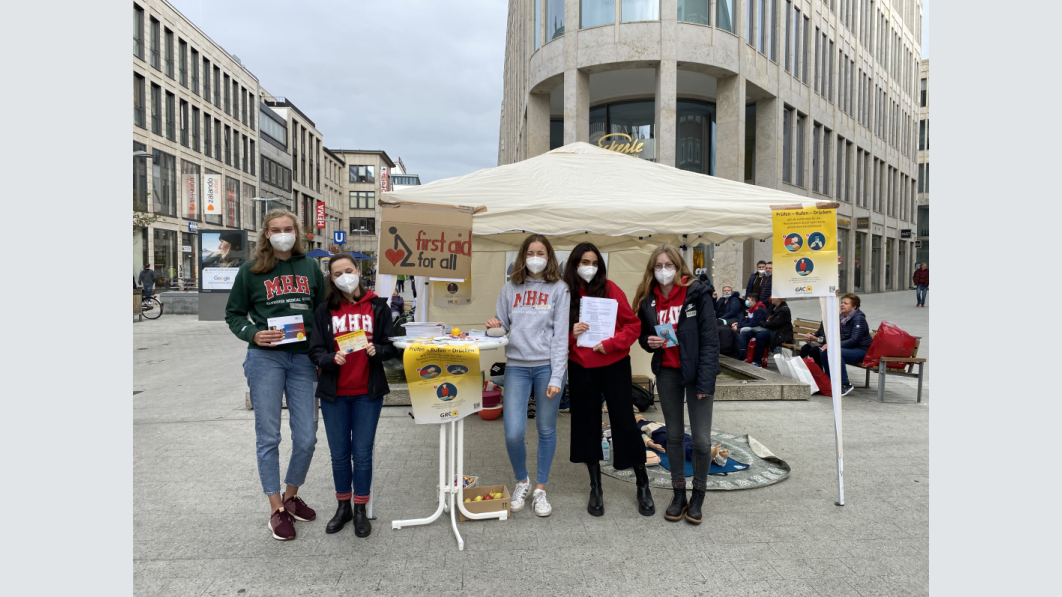 Haupteinsatzort ist in den Schulen! Aber auch in der City oder bei anderen Gelegenheiten klären die FAFA-Studis zur Ersten Hilfe auf. Foto: First Aid For All