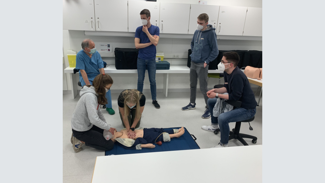 Um im Ernstfall helfen zu können, ist es wichtig, bei der Reanimation die wichtigsten Handgriffe zu beherrschen. Foto: First Aid For All Um im Ernstfall helfen zu können, ist es wichtig, bei der Reanimation die wichtigsten Handgriffe zu beherrschen. Foto: First Aid For All