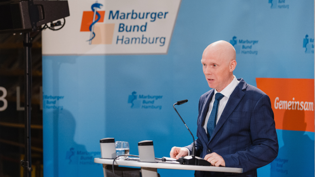 Staatsrat Tim Angerer hält das erste Grußwort