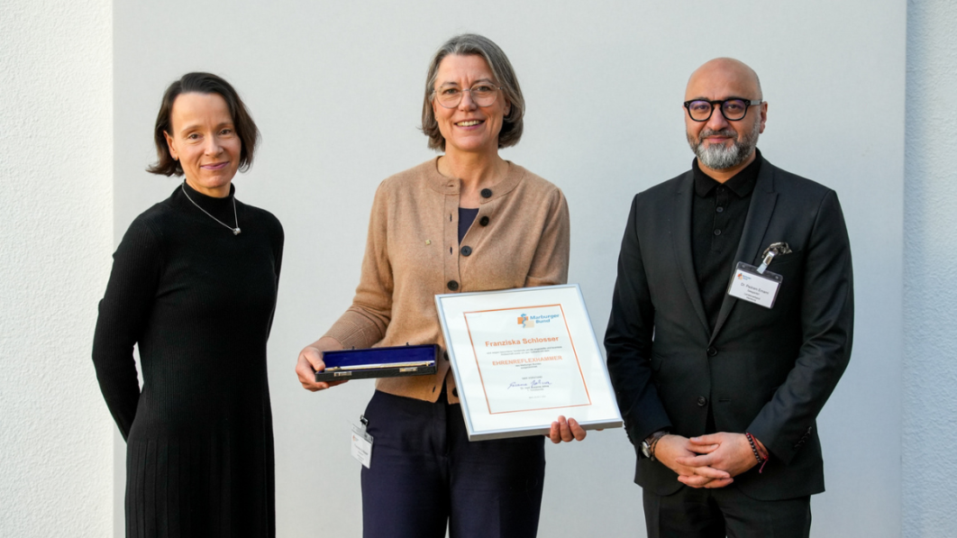 Katharina von der Heyde, Franziska Schlosser und Dr. Pedram Emami (Copyright: Mark Bollhorst)