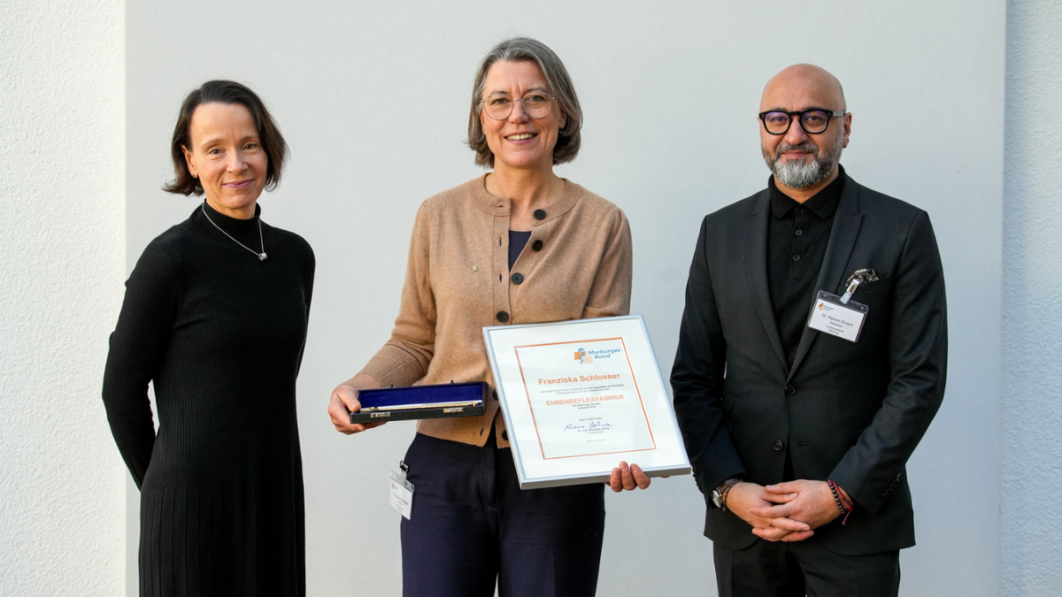 Katharina von der Heyde, Franziska Schlosser und Dr. Pedram Emami (Copyright: Mark Bollhorst) 