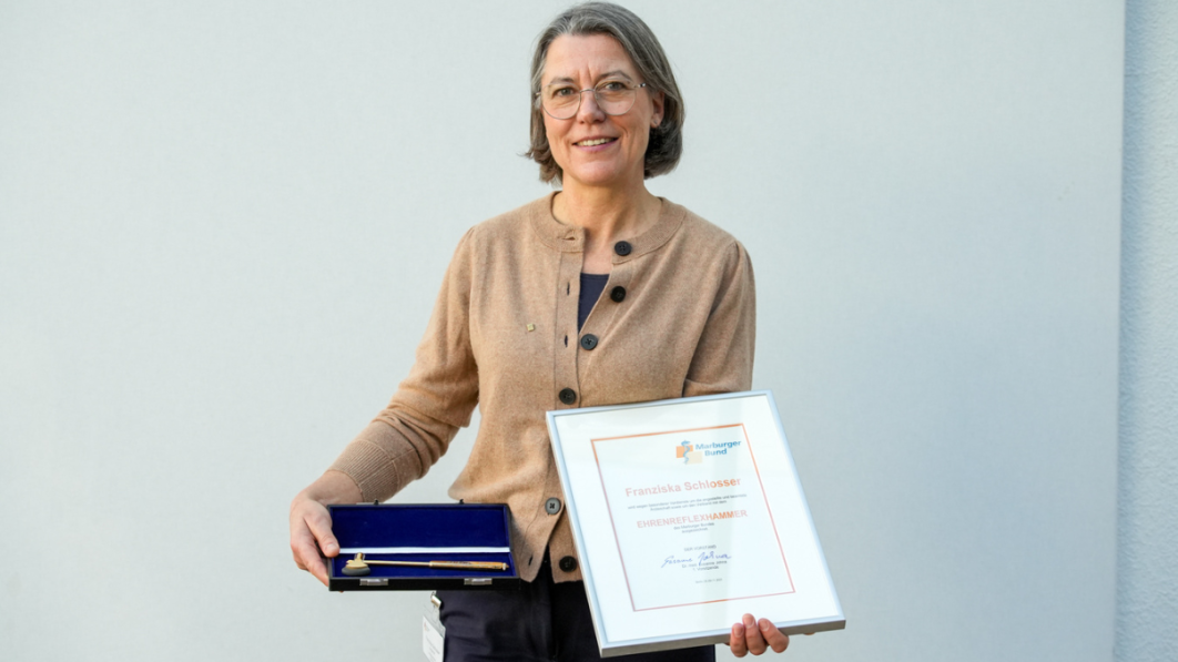 Franziska Schlosser erhält die höchste Auszeichnung des Marburger Bundes (Copyright: Mark Bollhorst) 