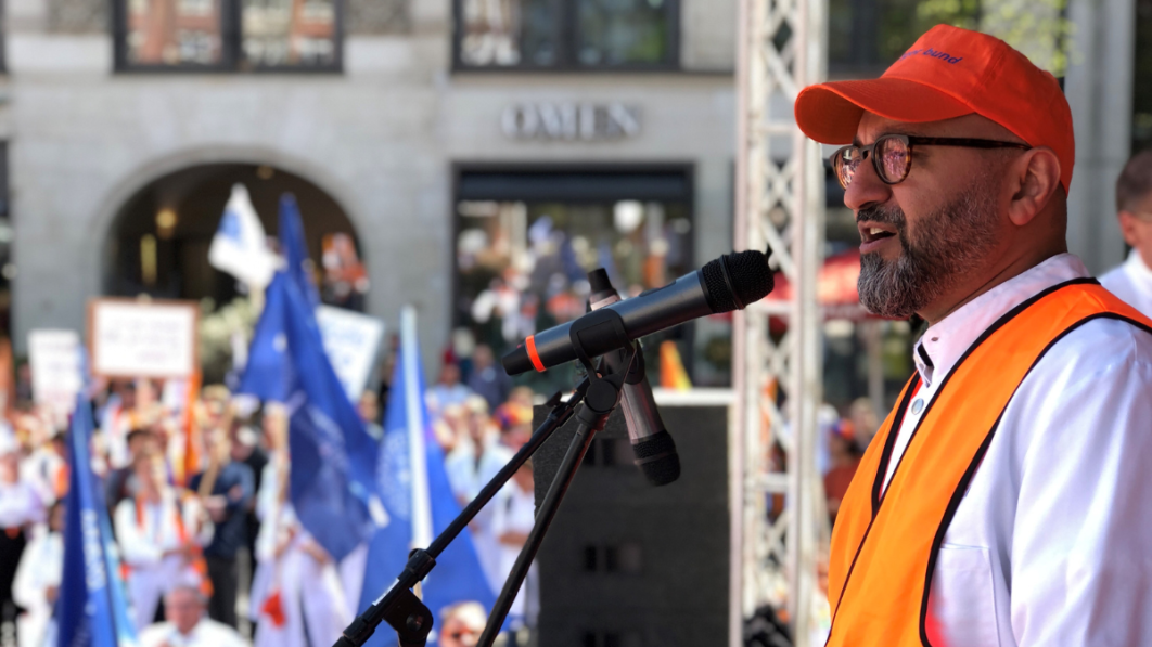 Dr. Pedram Emami, 1. Vorsitzender des MB Hamburg, beim Streik 2019