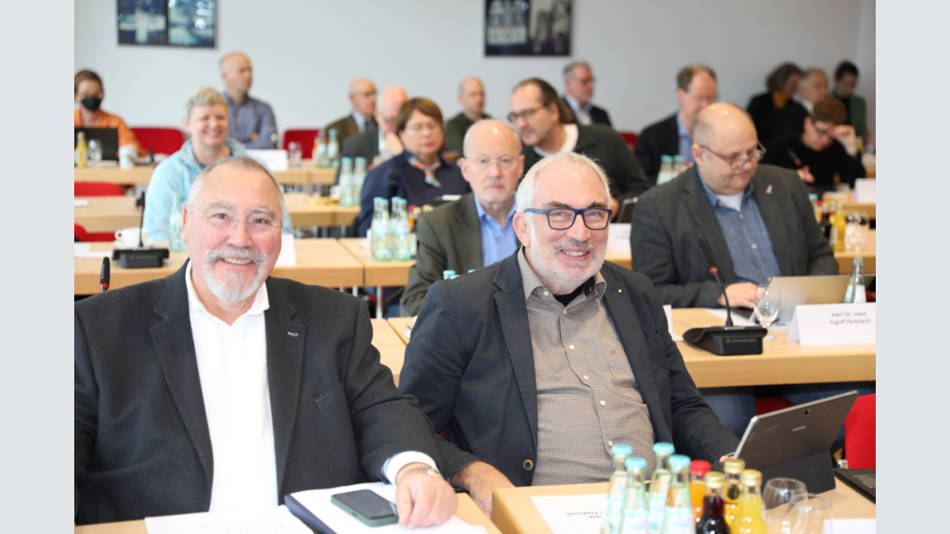 Prof. Dr. med. Peter Czeschinski und Dr. med. Joachim Dehnst aus der MB-Fraktion.