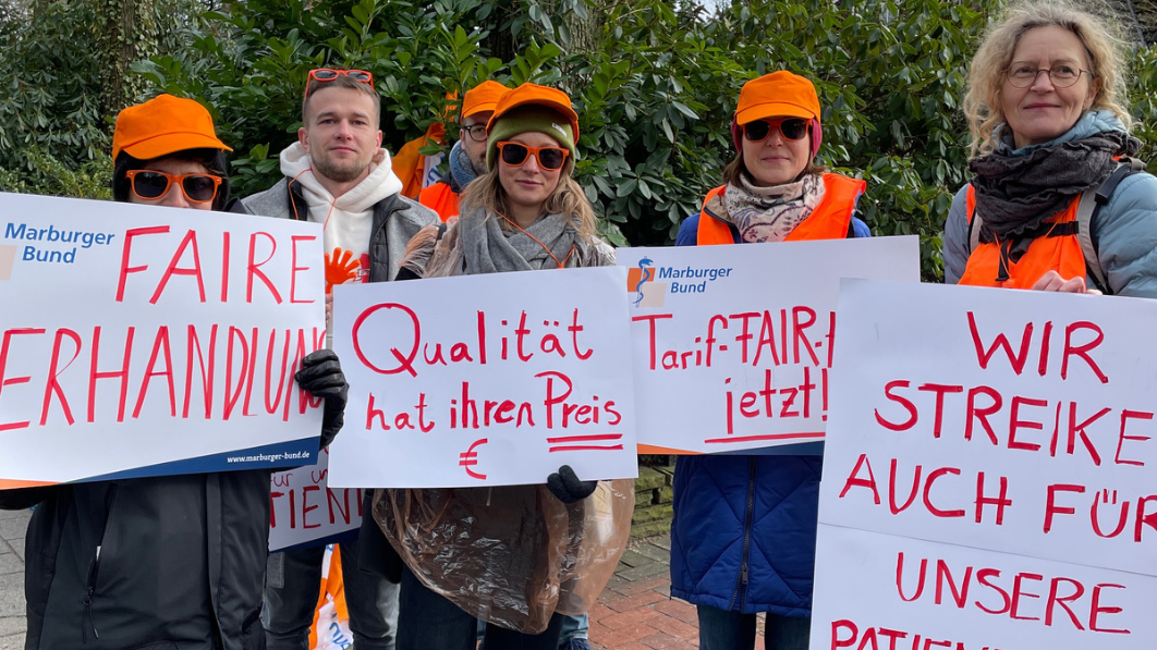 Ärztinnen und Ärzte vom Krankenhaus Tabea auf der Demo am 7. Februar 2024