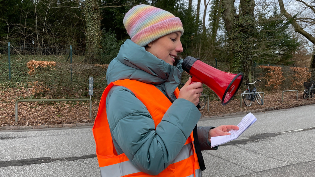 Landesvorstandsmitglied Dr. Kathrin Zimmermann-Lütz spricht auf der Demo