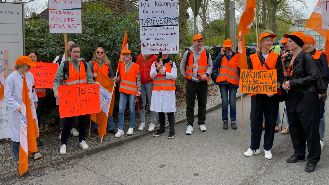 Treffen vor dem Krankenhaus Tabea