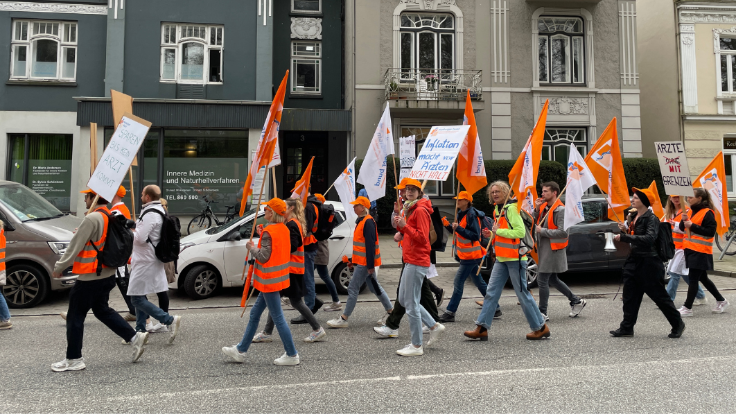 Ein ungewohntes Bild in Blankenese: Streikende Ärztinnen und Ärzte