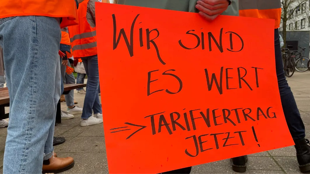 Klare Forderung: "Wir sind es wert, Tarifvertrag jetzt!"