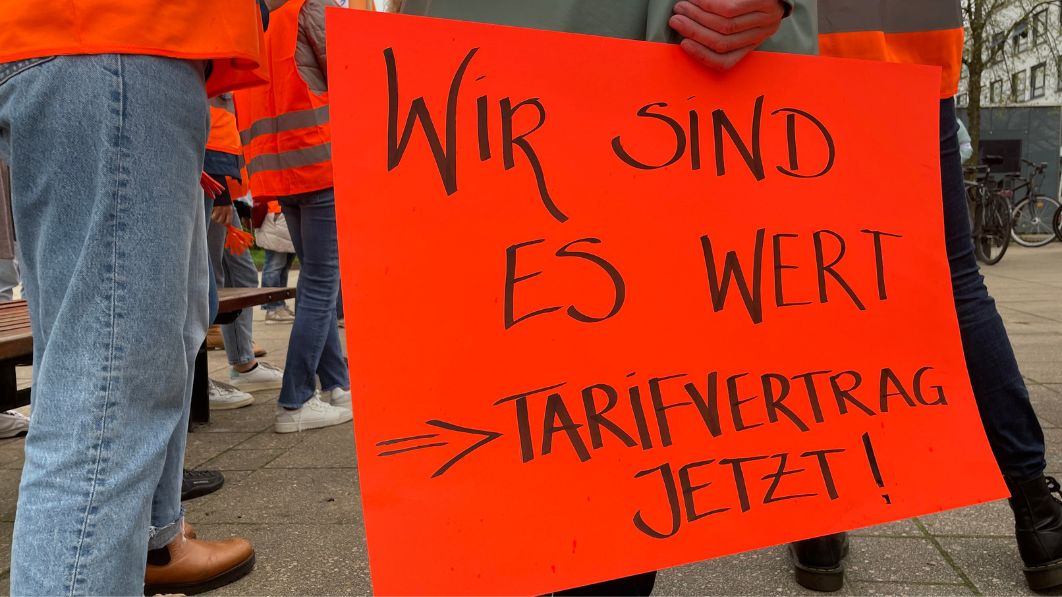 Klare Forderung: "Wir sind es wert, Tarifvertrag jetzt!"