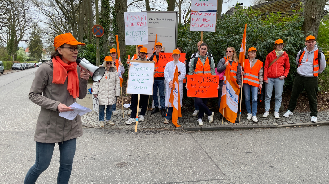 Katharina von der Heyde, Geschäftsführerin des MB Hamburg, ermutigt die streikenden Ärztinnen und Ärzte