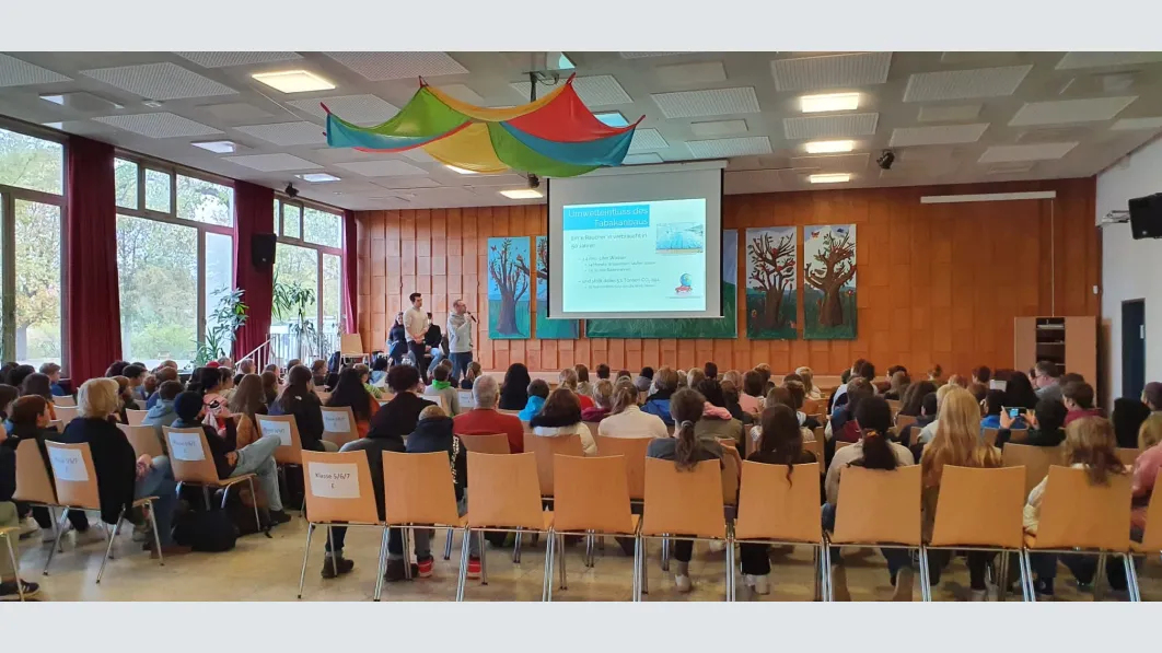 Junge Menschen früh erreichen und ins Gespräch kommen: Dafür besucht die AgT die Schulen vor Ort.  Foto: AgT
