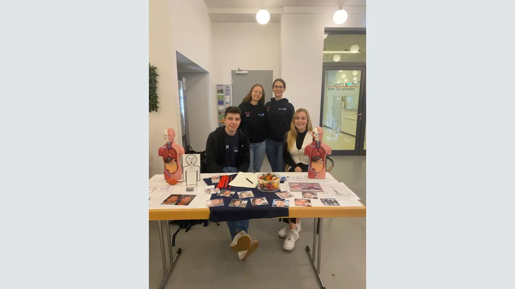 Die AgT-Engagierten haben viele Informationen und stechende Argumente gegen das Rauchen dabei. Foto: AgT