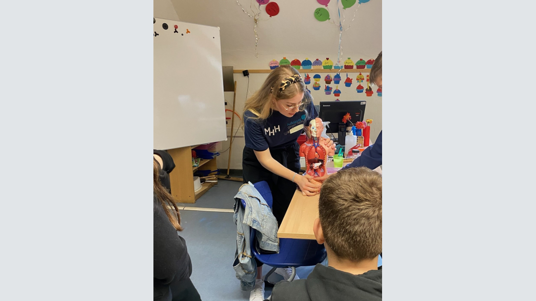 Im direkten Kontakt klärt die Initiative bereits Schüler*innen über die Folgen des Rauchens auf, ebenso über die Vorteile des Nicht-Rauchens! Foto: AgT Im direkten Kontakt klärt die Initiative bereits Schüler*innen über die Folgen des Rauchens auf, ebenso über die Vorteile des Nicht-Rauchens! Foto: AgT