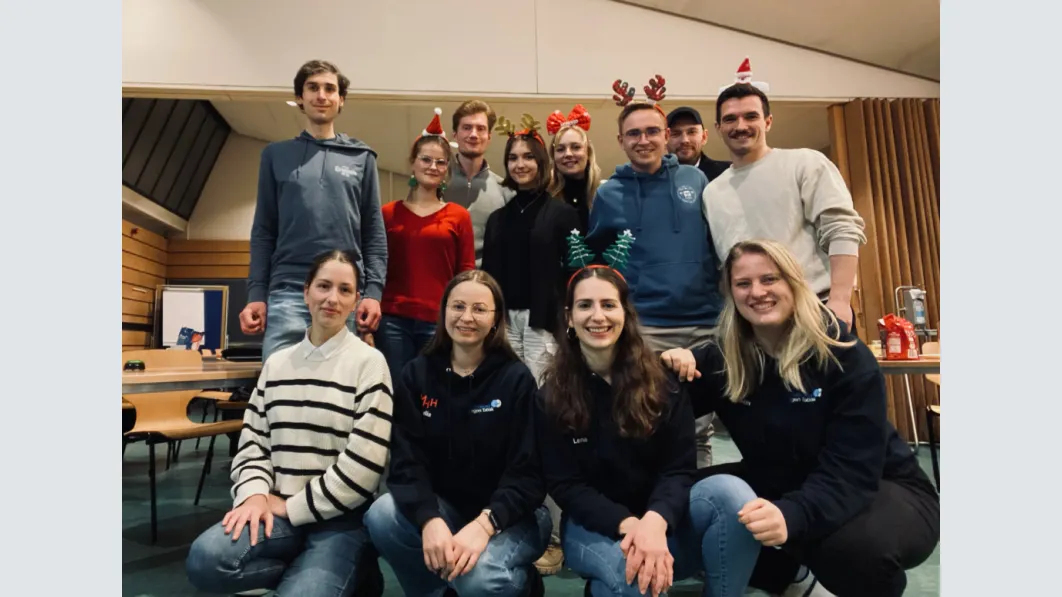 Ein Engagement, das verbindet und Spaß macht: Eine gemeinsame Weihnachtsfeier gehört auf jeden Fall dazu!  Foto: AgT