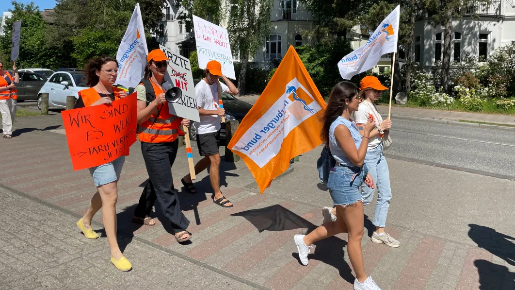 Sie demonstrieren für faire Arbeitsbedingungen