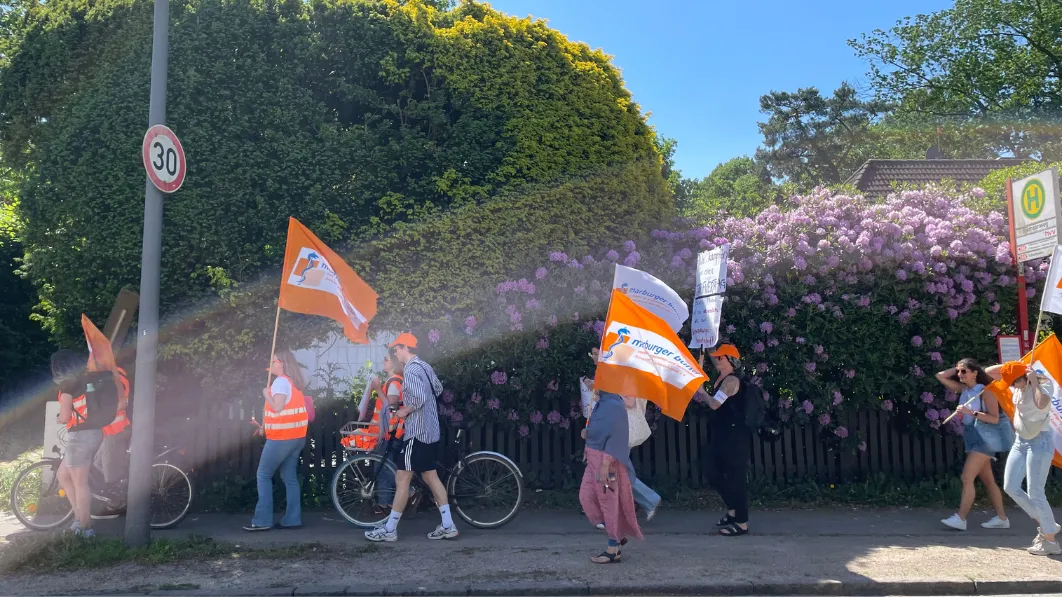 Ärztinnen und Ärzte des Krankenhauses Tabea gehen in Blankenese auf die Straße