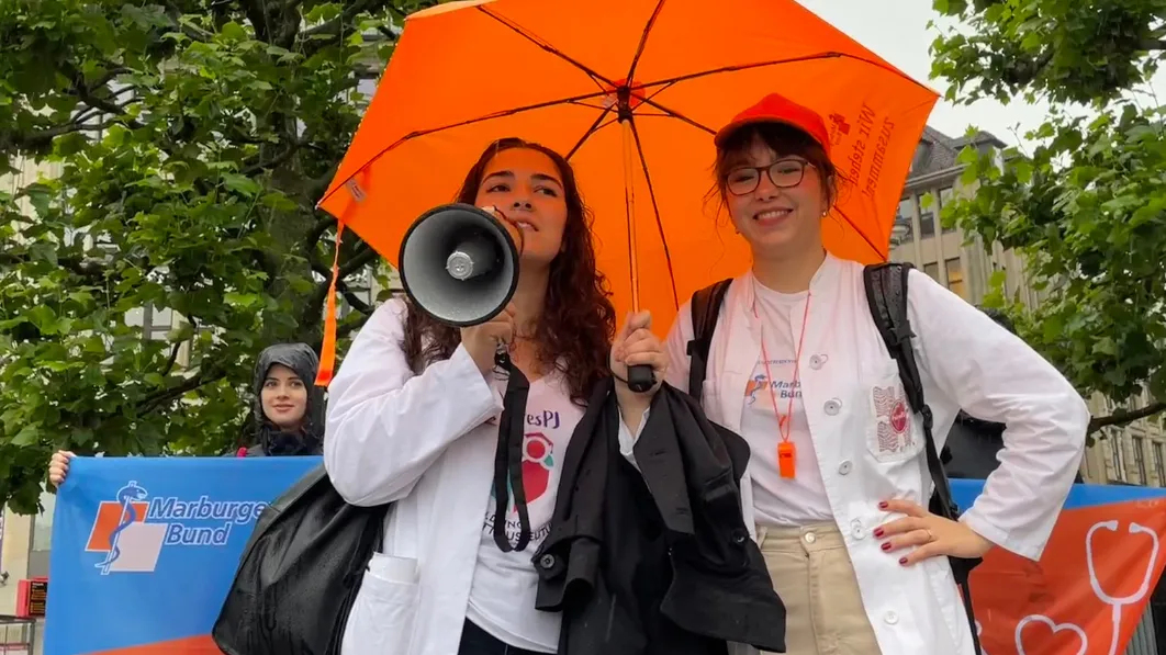 Alexandra Archodoulakis und Greta Klohk bedanken sich bei den Demonstrierenden