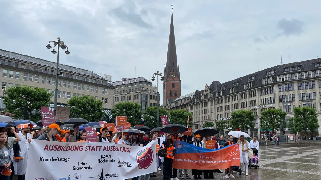 Mehrere hundert Medizinstudierende versammelten sich auf dem Rathausmarkt