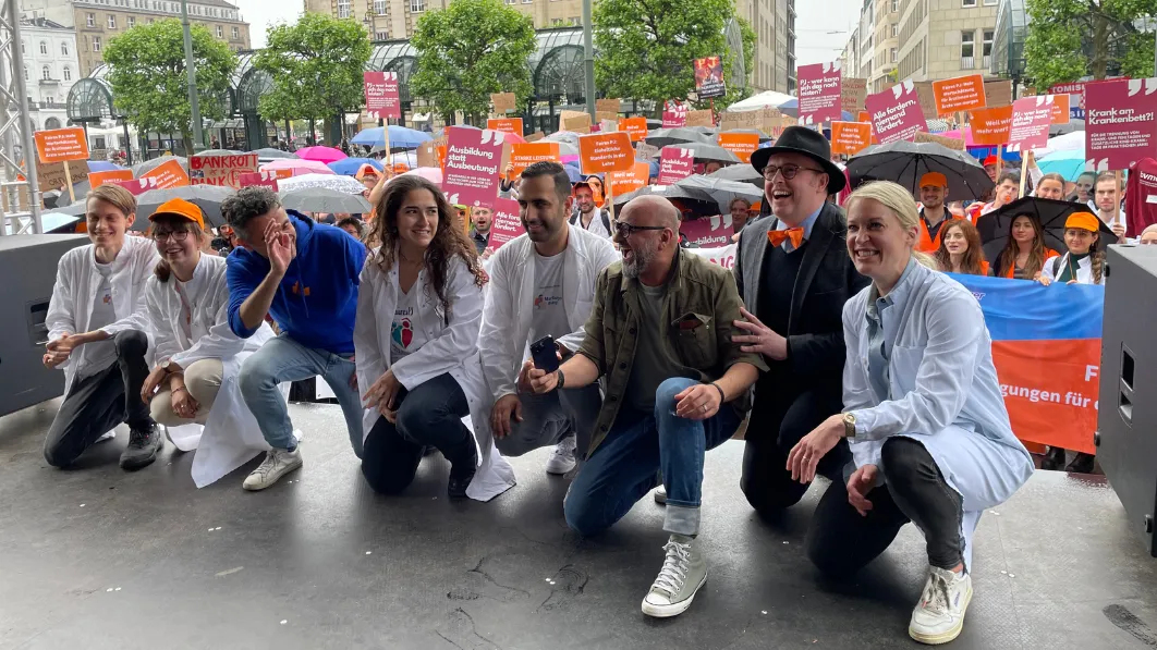 Gruppenfoto mit Vorstandsmitgliedern des MB Hamburg und MB Berlin/Brandenburg