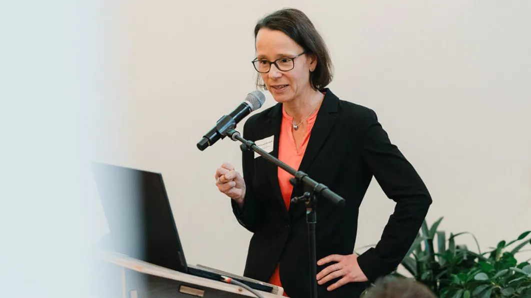 Katharina von der Heyde, Geschäftsführerin des MB Hamburg, begrüßt die Gäste