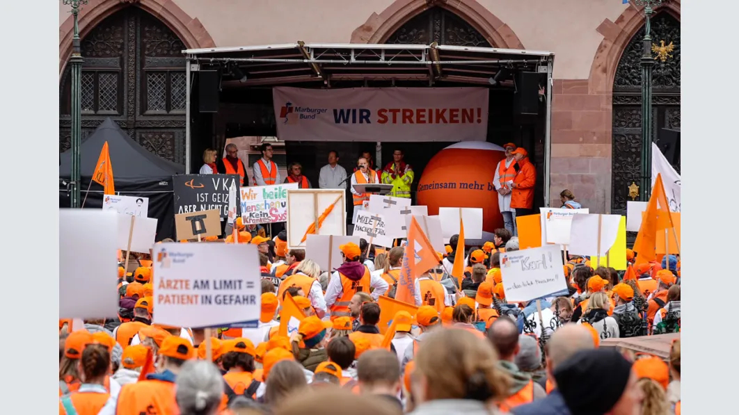 zentrale Warnstreikkundgebung in Frankfurt am Main