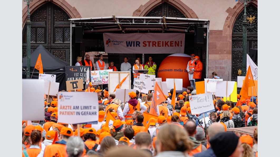 zentrale Warnstreikkundgebung in Frankfurt am Main