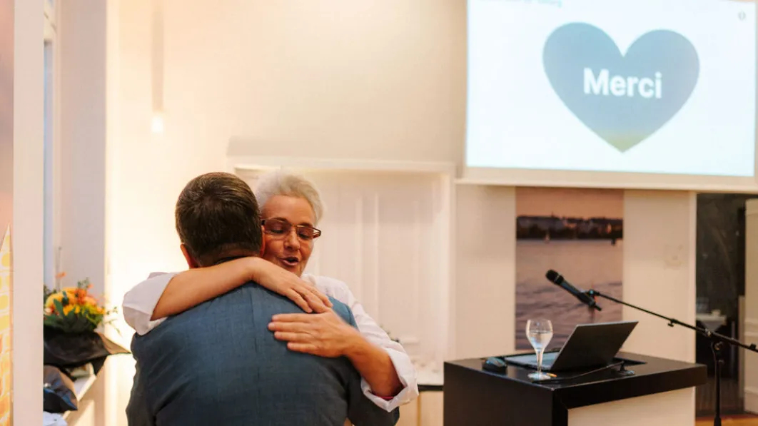 Prof. Carolin Tonus sagt "Merci" für die gute Zusammenarbeit.