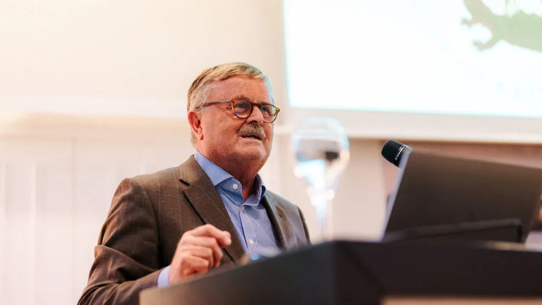 Prof. Frank-Ulrich Montgomery lobt Dr. Kühnaus Verhandlungsgeschick.