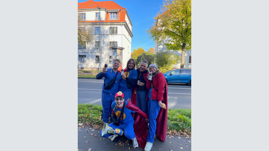 Super Stimmung von Anfang an: Die Supermeds erkunden mit „ihren“ Erstis die Stadt. Foto: privat Super Stimmung von Anfang an: Die Supermeds erkunden mit „ihren“ Erstis die Stadt. Foto: privat