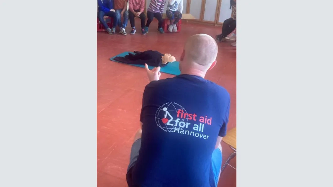 Schüler*innen lernen, wie sie Erste Hilfe leisten können und im Notfall richtig reagieren. Foto: FAFA