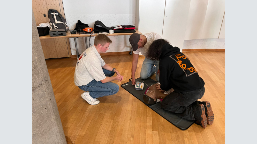Schüler*innen lernen in praktischen Übungen, wie sie in einer Notfallsituation Leben retten können. Foto: machEinDruck Schüler*innen lernen in praktischen Übungen, wie sie in einer Notfallsituation Leben retten können. Foto: machEinDruck