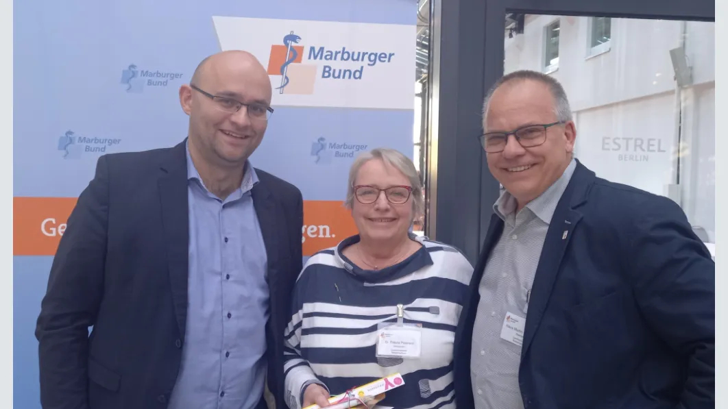 Andreas Hammerschmidt und Hans Martin Wollenberg freuten sich in Berlin mit der Geehrten: „Frauke Petersen bereichert den MB auf besondere Art und Weise über all die Jahre.“ Foto: Dierking