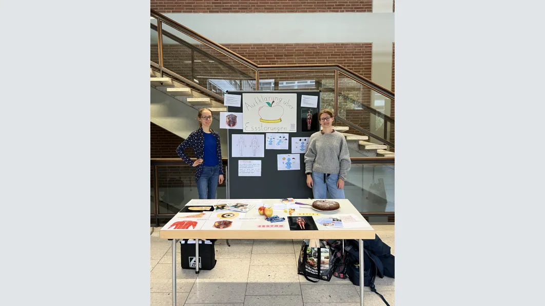 Am Infostand werden wichtige Fragen beantwortet und hilfreiche Materialien bereitgestellt. Foto: Aufklärung über Essstörungen