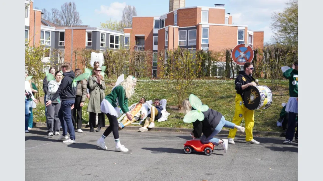 Mit ihren Flügeln ausgestattet und voller Spaß starteten die Erstis zusammen mit ihren Tutor*innen in ihr Studium. Foto: privat 