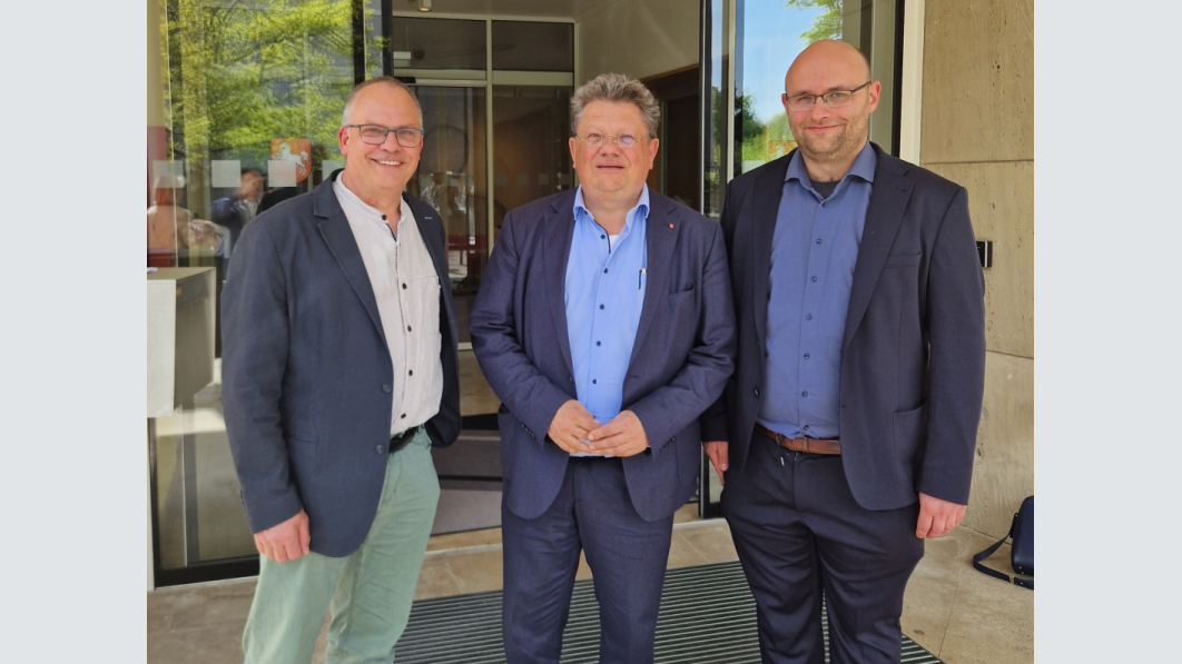 Die Landesvorsitzenden Hans Martin Wollenberg und Andreas Hammerschmidt unterstützen die Pläne von Sozialminister Dr. Andreas Philippi (Mitte). Foto: MB Niedersachsen
