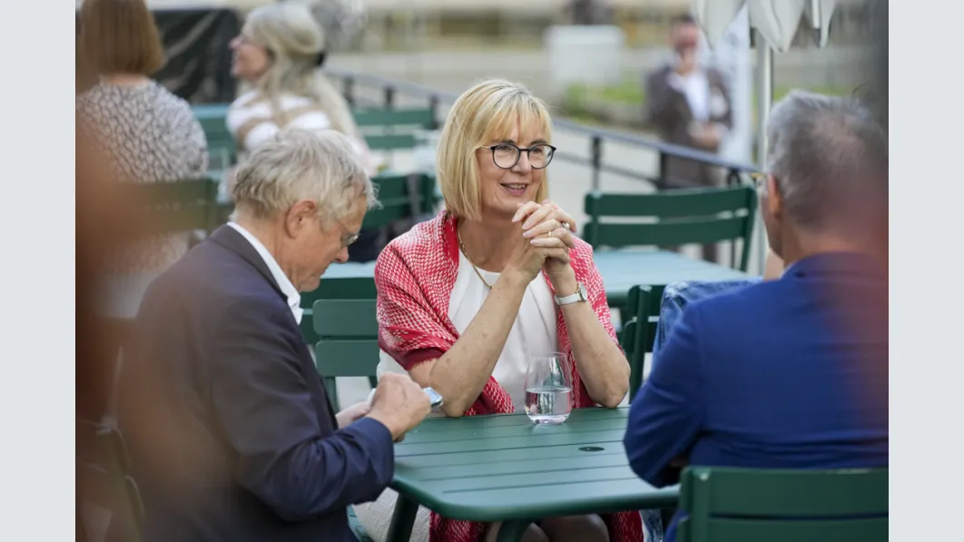 Prof. Dr. Armin Grau, MdB (Bündnis 90/Die Grünen), Dr. Susanne Johna (1. Vorsitzende des MB)