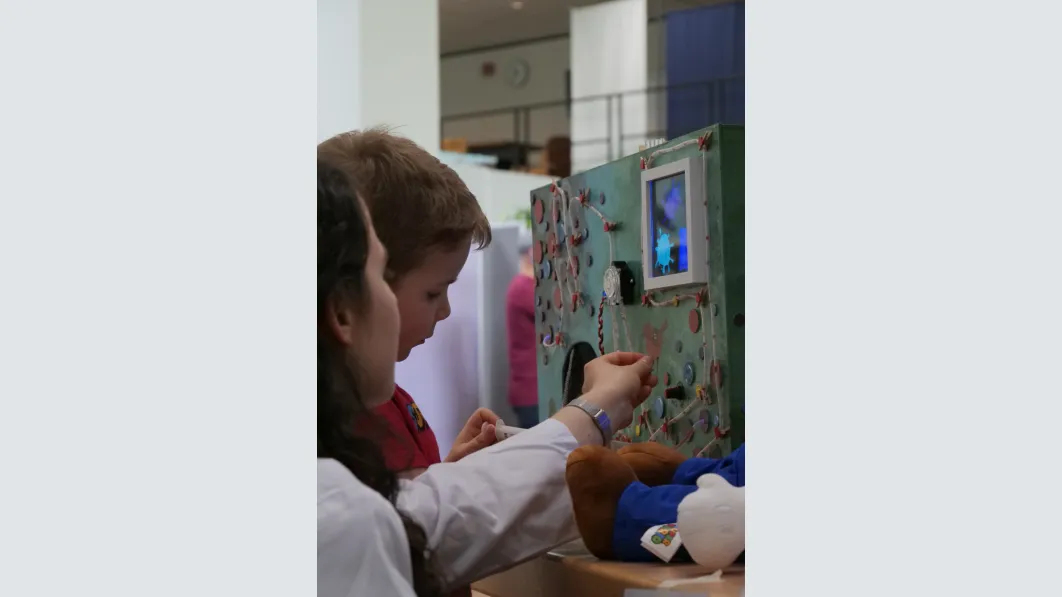 Spielerisch die Angst vor einem Arztbesuch nehmen - eines der Ziele des Teddybärkrankenhauses. Foto: TBK Göttingen