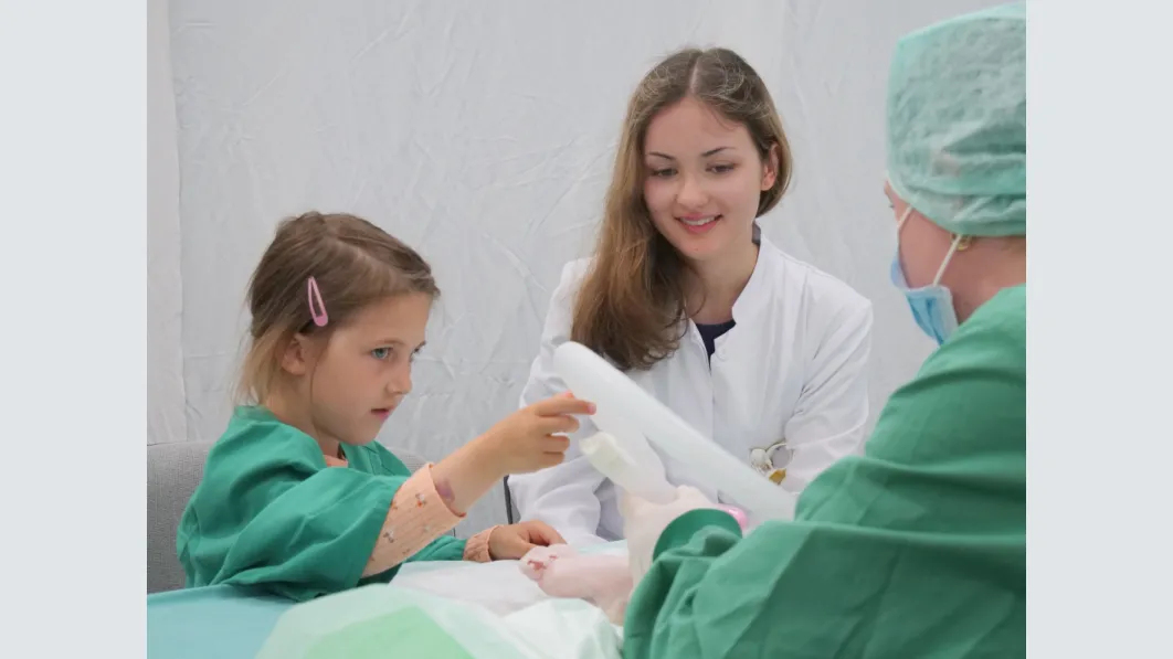 Spielerisch die Angst vor einem Arztbesuch nehmen - eines der Ziele des Teddybärkrankenhauses. Foto: TBK Göttingen