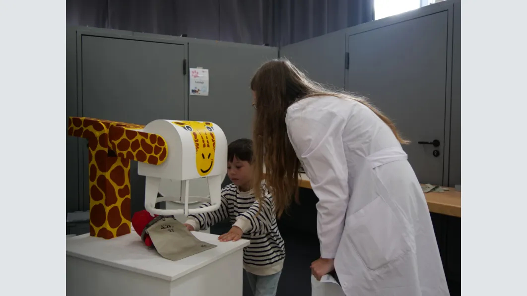 Spielerisch die Angst vor einem Arztbesuch nehmen - eines der Ziele des Teddybärkrankenhauses. Foto: TBK Göttingen