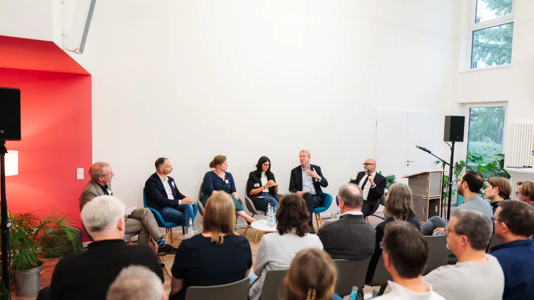 Auf dem Podium diskutierten Expertinnen und Experten über Machtstrukturen in der Medizin