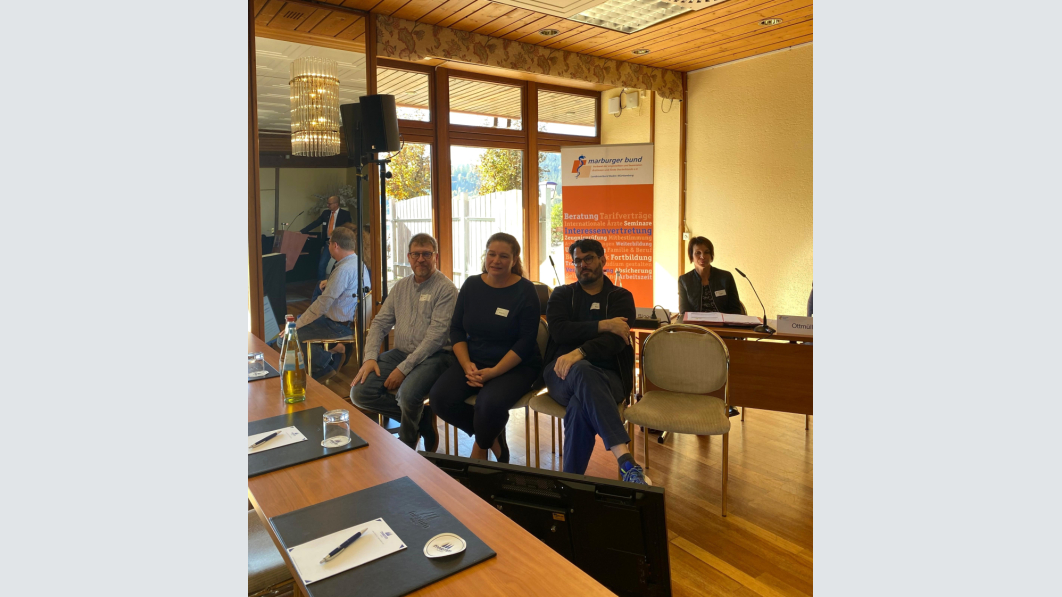 Die beim Thema Durchsetzung der Arbeitszeiterfassung an Unikliniken beteiligten Personalräte aus Freiburg und Tübingen beantworten Fragen der Delegierten.