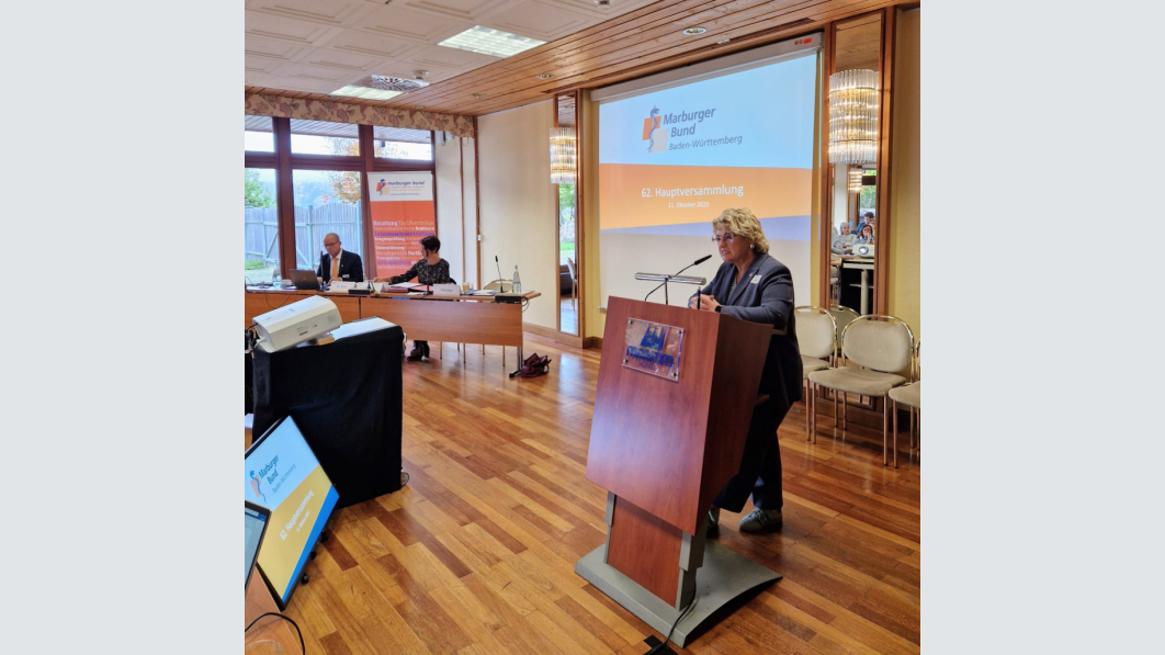 Die 1. Landesvorsitzende Sylvia Ottmüller begrüßt die Delegierten