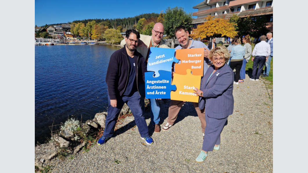 Die vier Bezirksvorsitzenden Dr. Rainer Beck, Benjamin Breckwoldt, Carsten Mohrhardt und Sylvia Ottmüller bei einer Foto-Aktion zum Thema Kammerwahl 2026