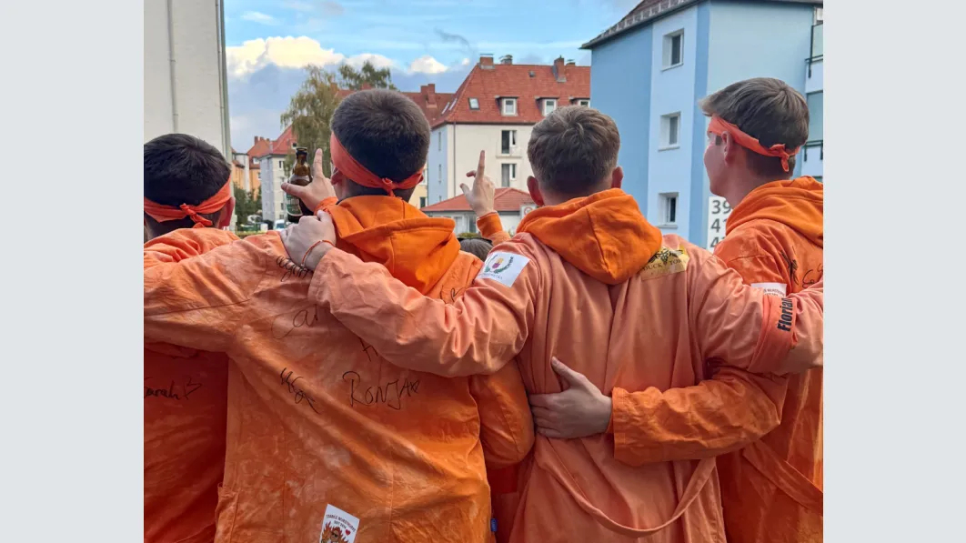 Die Ducktors in ihren orangenen Outfits erleben eine tolle O-Phase. Foto: privat