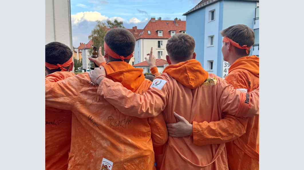 Die Ducktors in ihren orangenen Outfits erleben eine tolle O-Phase. Foto: privat