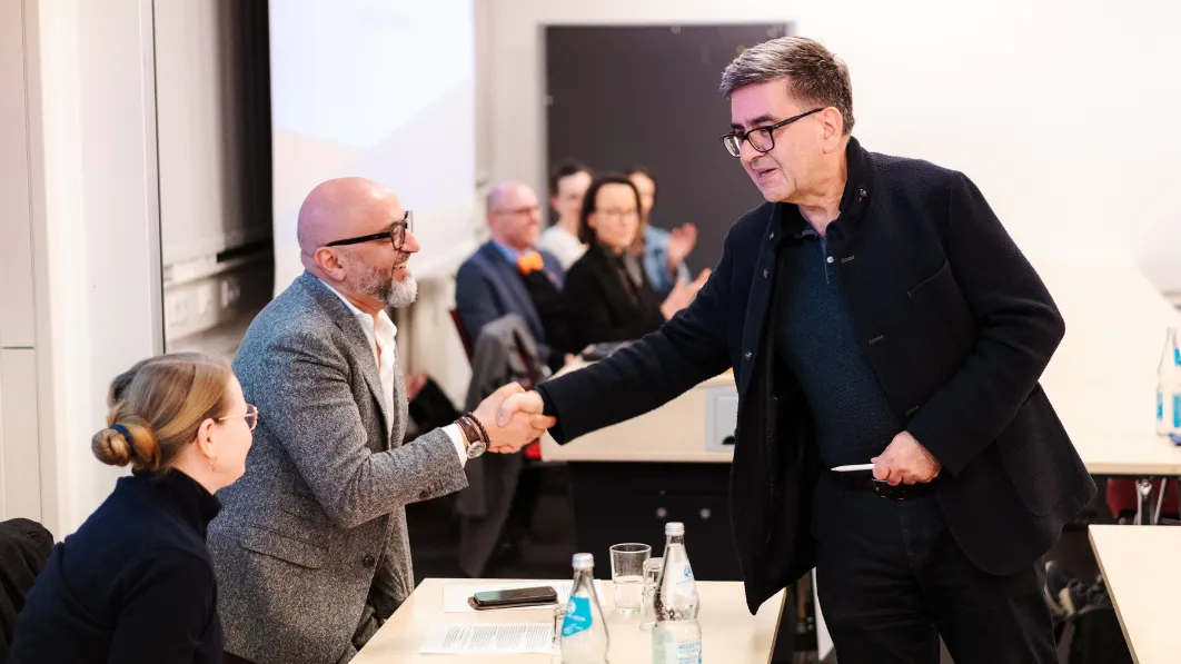 Wahlleiter Dr. Hans-Christoph Kühnau gratuliert dem neu gewählten Vorstand