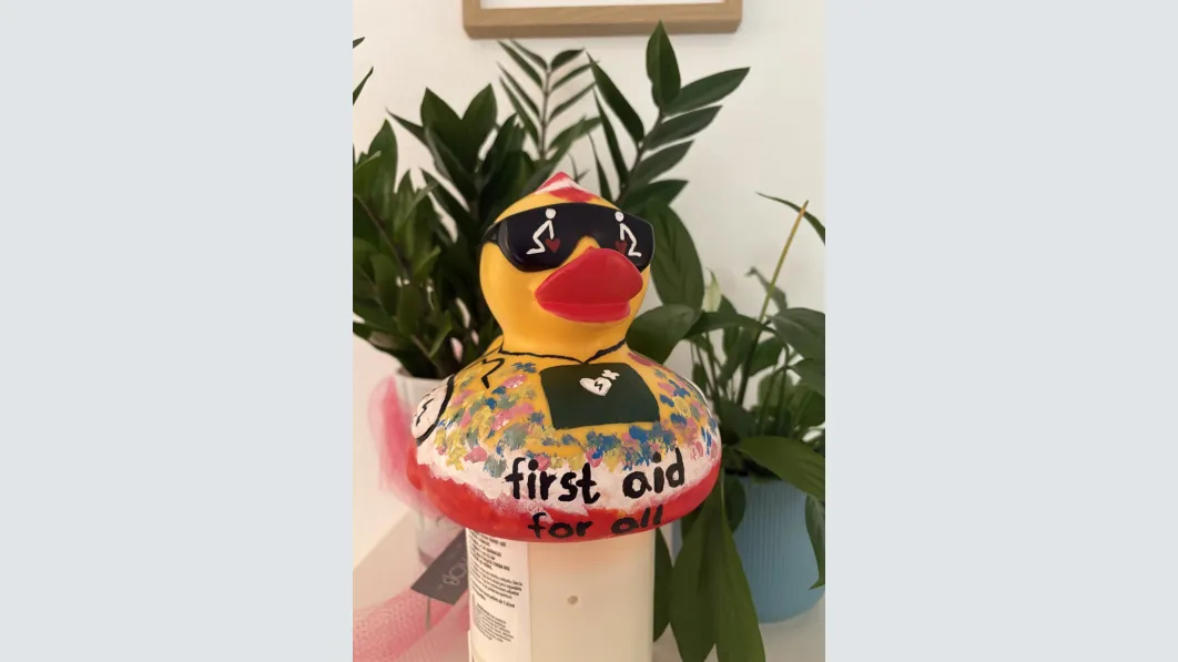 Die Ente freut sich über Unterstützung beim Voting und für das NKR. Fotos: First Aid For All