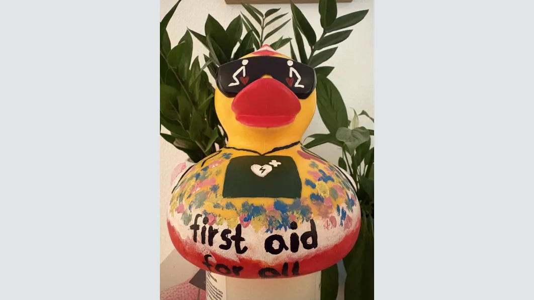Die Ente freut sich über Unterstützung beim Voting und für das NKR. Fotos: First Aid For All